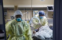 Ein Patient mit COVID-19 im St. Joseph's Hospital in Yonkers, N.Y., wird künstlich beatmet, 20. April 2020.