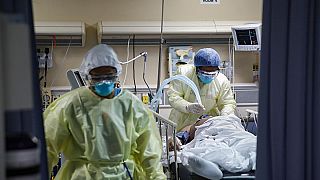Ein Patient mit COVID-19 im St. Joseph's Hospital in Yonkers, N.Y., wird künstlich beatmet, 20. April 2020.