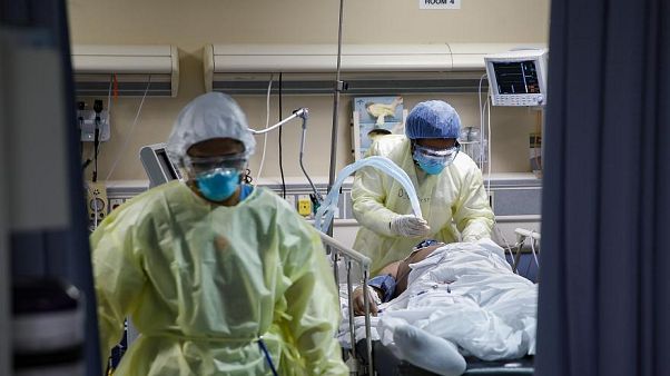 Ein Patient mit COVID-19 im St. Joseph's Hospital in Yonkers, N.Y., wird künstlich beatmet, 20. April 2020. Ein Patient mit COVID-19 im St. Joseph's Hospital in Yonkers, N.Y., wird künstlich beatmet, 20. April 2020.