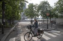 Una mujer en bicicleta por las calles de París