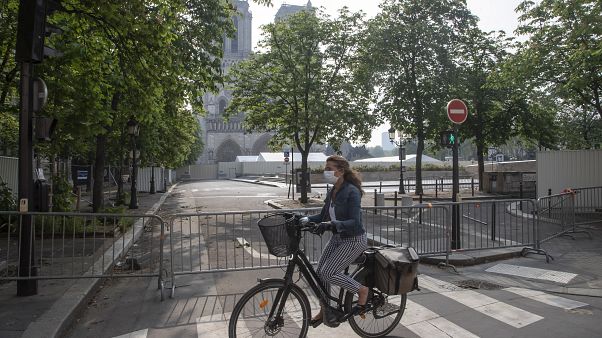 Una mujer en bicicleta por las calles de París Una mujer en bicicleta por las calles de París