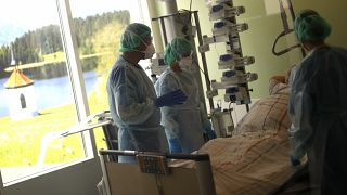 بیمار مبتلا به کووید ۱۹ روی تخت بیمارستان در آلمان