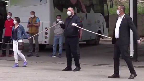 1 Mayıs'a özel sosyal mesafeli halay 1 Mayıs'a özel sosyal mesafeli halay