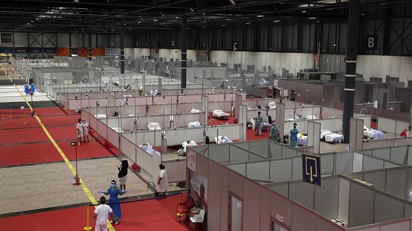 Взрослых испанцев выпускают на улицу Взрослых испанцев выпускают на улицу