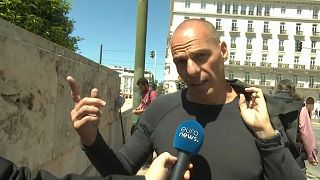 El exministro de Economía Gianis Varoufakis conversa con Euronews durante la manifestación del 1 de mayo
