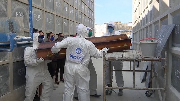 حفر هزاران گور در سائو پائولوی برزیل و اشک و آه بازماندگان قربانیان کرونا حفر هزاران گور در سائو پائولوی برزیل و اشک و آه بازماندگان قربانیان کرونا