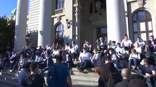 A kormány ellen tüntettek Belgrádban