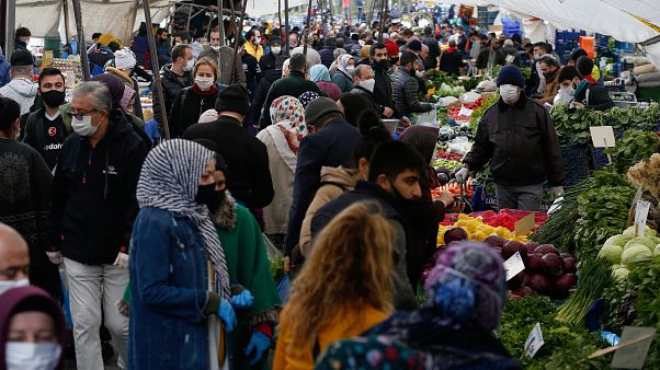 Covid-19 anketi: Türkiye'de her 4 kişiden 3'ü açıklanan salgın verilerine güvenmiyor Covid-19 anketi: Türkiye'de her 4 kişiden 3'ü açıklanan salgın verilerine güvenmiyor