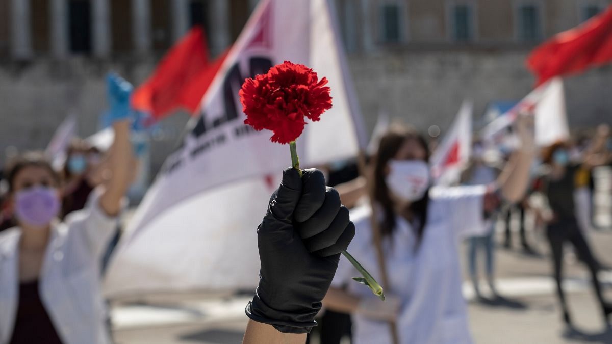  راهپیمایی روز جهانی کارگر با گل میخک و فاصله‌گذاری اجتماعی در یونان