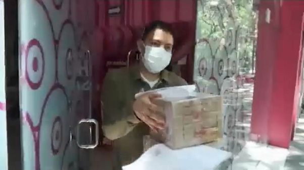 Mitarbeiter eines Sex-Shops in Mexiko bringt Pakete aus dem Laden. Mitarbeiter eines Sex-Shops in Mexiko bringt Pakete aus dem Laden.