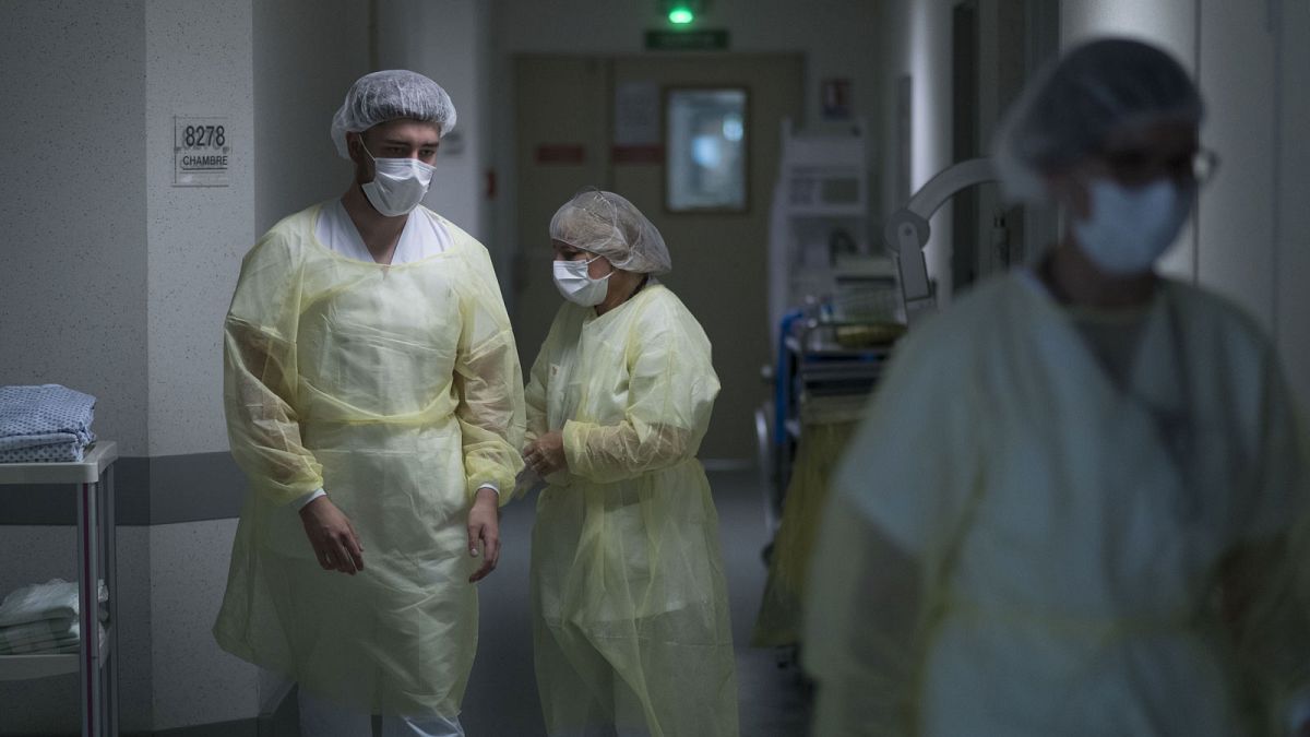 Des membres des équipes médicales de l'hôpital Emile Muller à Mulhouse, le 29 avril 2020