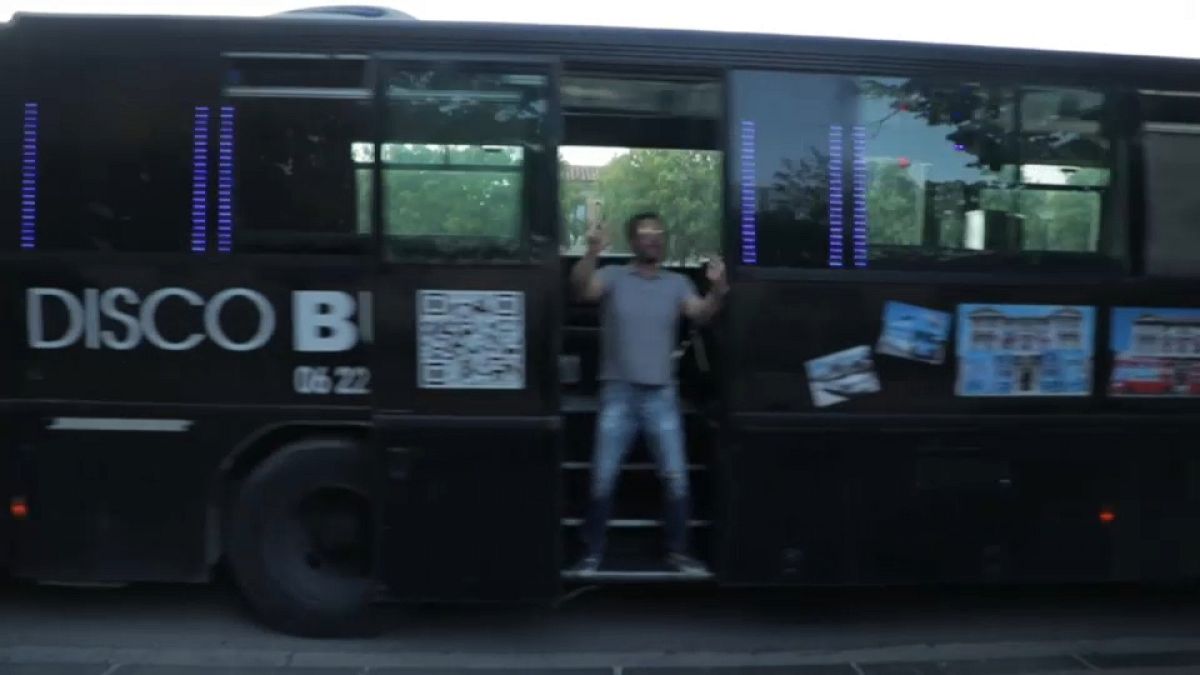 Covid-19: disco-bus a Marsiglia. Serge ama la musica e ha deciso di portarla in strada 