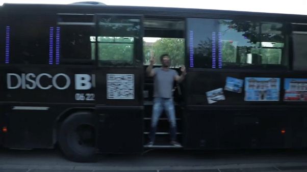 Covid-19: disco-bus a Marsiglia. Serge ama la musica e ha deciso di portarla in strada Covid-19: disco-bus a Marsiglia. Serge ama la musica e ha deciso di portarla in strada