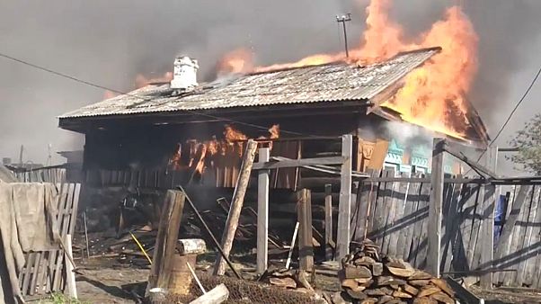 Feuer in Sibirien: Häuser brennen lichterloh Feuer in Sibirien: Häuser brennen lichterloh