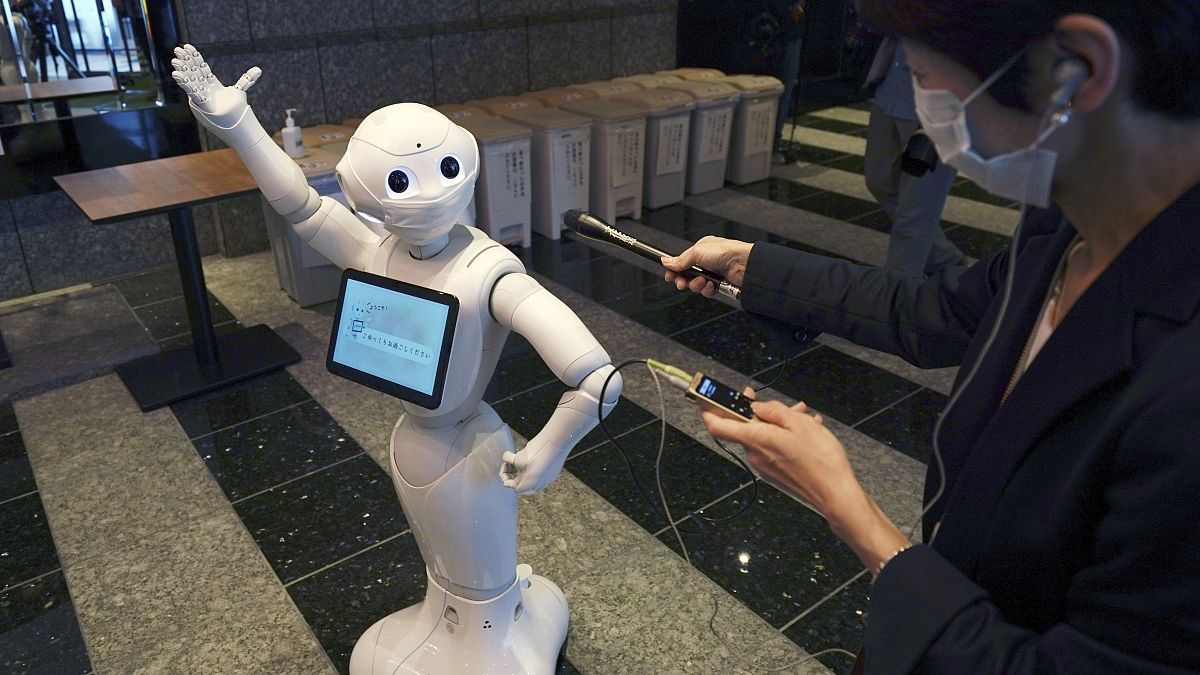 Japonya'da robotlar, Covid-19 hastalarına otellerde hizmet veriyor