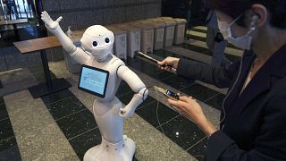 Japonya'da robotlar, Covid-19 hastalarına otellerde hizmet veriyor
