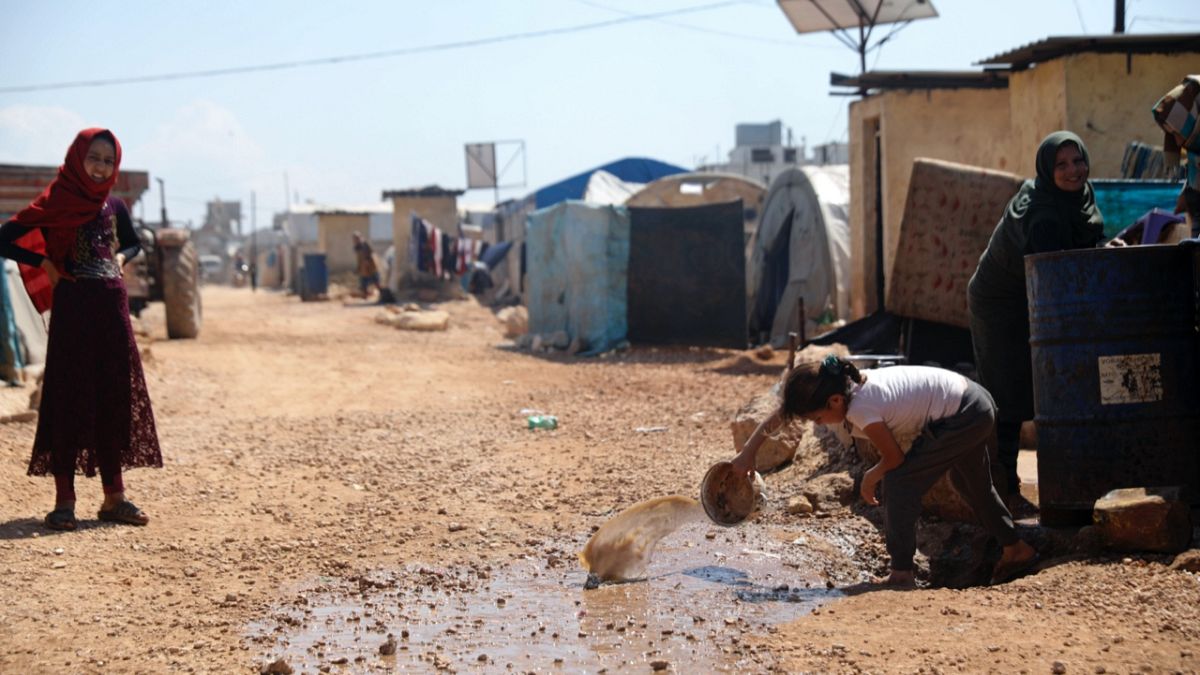 Aralık ve Mart ayı arasında Esad rejimi ile Rusya'nın İdlib'i bombalaması sonucu evlerini terk eden Suriyeliler Türkiye sınırındaki mülteci kampına sığındı