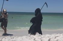ABD'de salgına rağmen sahillerin halka açılmasına 'Azrail kostümü' ile eylem