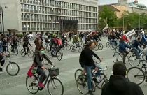 A szlovén kormány ellen tüntettek ezrek, kerékpárral tartottak távolságot