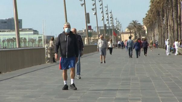 Los españoles vuelven a salir a las calles a pasear y hacer deporte Los españoles vuelven a salir a las calles a pasear y hacer deporte