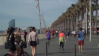 شاهد: سكان إسبانيا يتنفسون الصعداء ويخرجون للتنزه والرياضة بعد 48 يوما من العزل