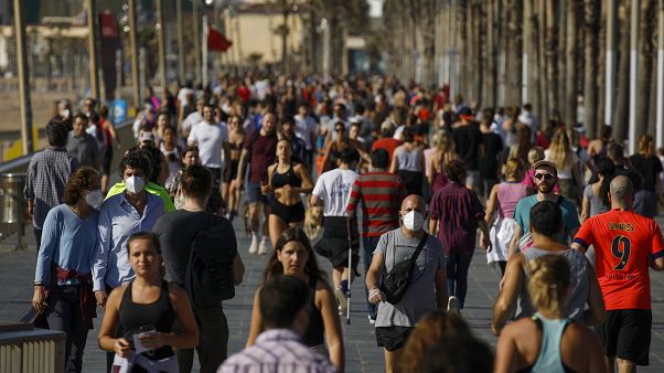 بعد 48 يوما من العزل.. الإسبان يعودون إلى الشارع للتنزه وممارسة الرياضة بعد 48 يوما من العزل.. الإسبان يعودون إلى الشارع للتنزه وممارسة الرياضة