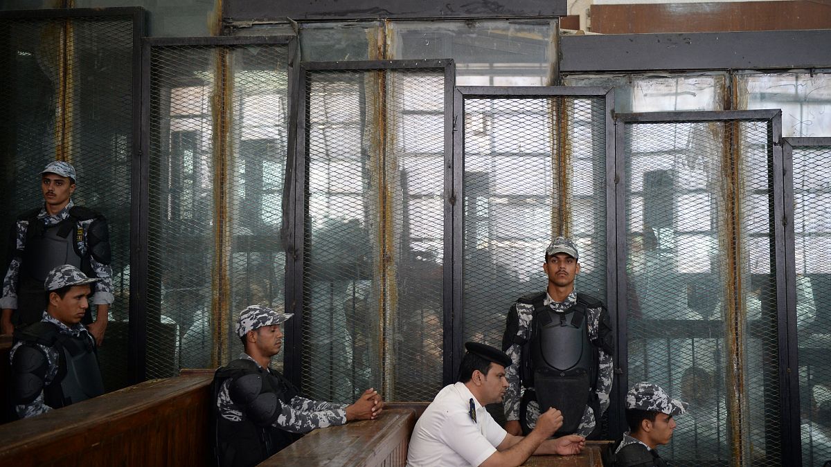 وفاة مخرج شاب داخل السجن بعد عامين من الحبس الاحتياطي بسبب أغنية تسخر من الرئيس المصري