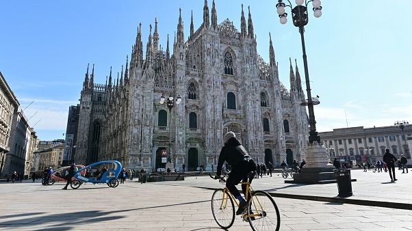 İtalya'da Lombardiya ve Campania Bölgesel Yönetimleri gece sokağa çıkma yasağı uygulaması getiriyor. İtalya'da Lombardiya ve Campania Bölgesel Yönetimleri gece sokağa çıkma yasağı uygulaması getiriyor.