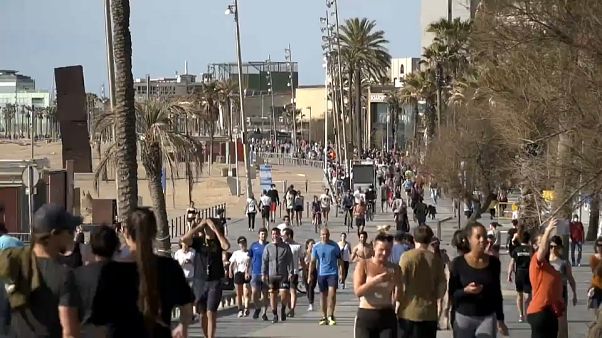 Los españoles vuelven a salir a la calle tras casi 50 días de encierro Los españoles vuelven a salir a la calle tras casi 50 días de encierro