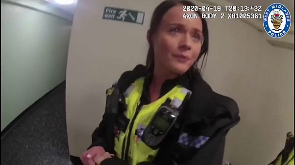 Un délinquant crache intentionnellement du sang sur une policière Un délinquant crache intentionnellement du sang sur une policière