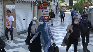 Iran, riaprono le moschee: "Pregate, ma a distanza"