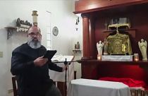 Padre interrompe oração virtual durante o sismo na cidade de Ponce