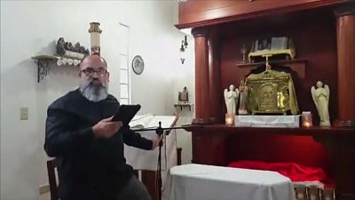 Padre interrompe oração virtual durante o sismo na cidade de Ponce