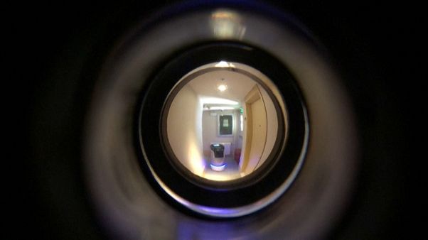 Cina, covid 19: quarantena senza contatti umani, meglio il robot Cina, covid 19: quarantena senza contatti umani, meglio il robot