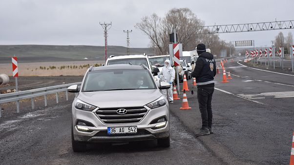Kars'ta polis ekipleri, kentin girişlerinde denetimlerini sürdürüyor Kars'ta polis ekipleri, kentin girişlerinde denetimlerini sürdürüyor