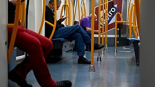 Pasajeros del metro de Madrid este domingo, manteniendo las distancias