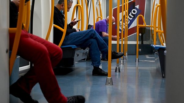 Pasajeros del metro de Madrid este domingo, manteniendo las distancias Pasajeros del metro de Madrid este domingo, manteniendo las distancias
