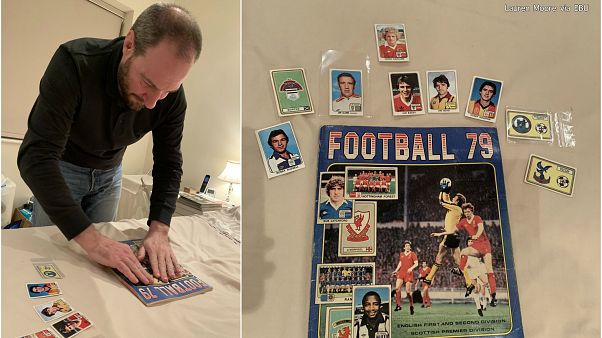 Approfitta del lockdown e sorprende il papà: completa l'album di figurine di 41 anni fa Approfitta del lockdown e sorprende il papà: completa l'album di figurine di 41 anni fa
