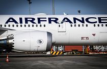  طائرة تابعة لشركة الخطوط الجوية الفرنسية متوقفة على المدرج في مطار باريس شارل ديغول في رواسي
