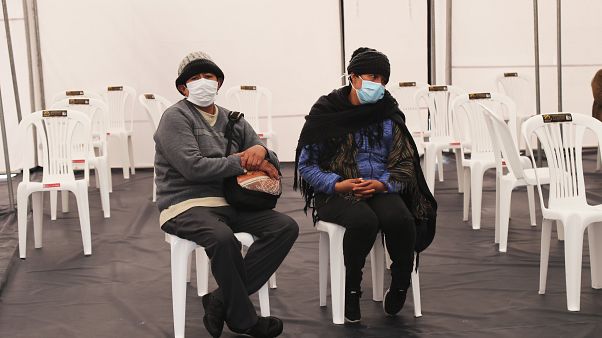 Dos pacientes esperan para ser atendidos en un hospital de Quito Dos pacientes esperan para ser atendidos en un hospital de Quito