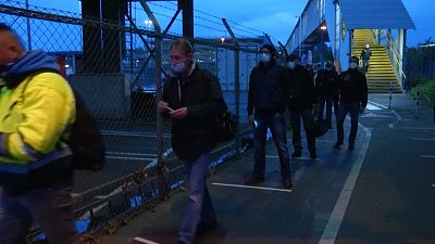 شاهد: عمال العملاق الأميركي "فورد" يستأنفون عملهم في كولونيا الألمانية