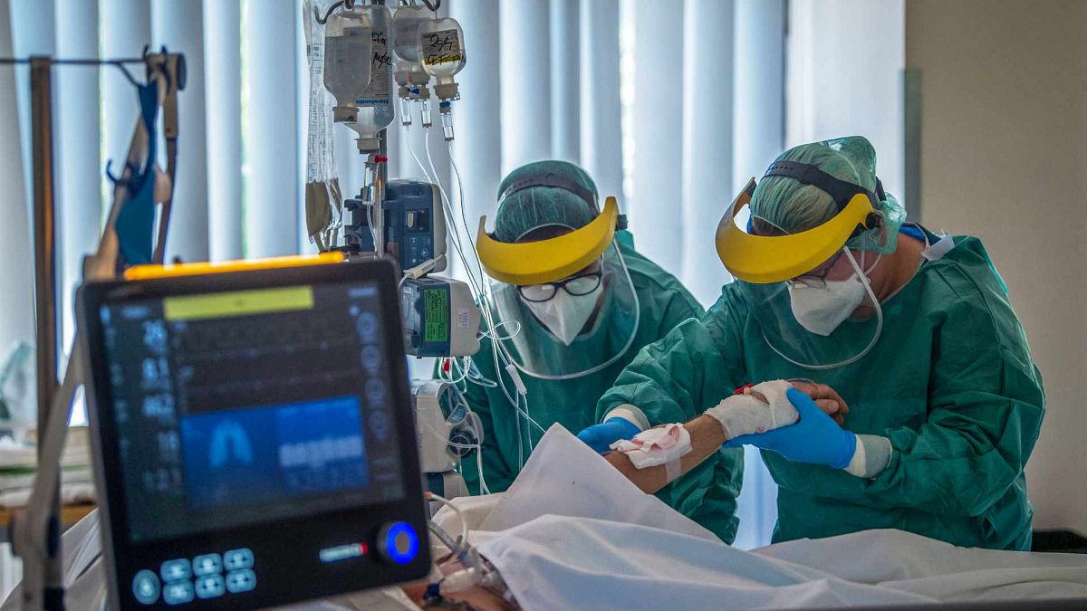 الطاقم الطبي يعالج مصابا بفيروس كورونا في مستشفى سانت لازلو في بودابست، المجر، 23 أبريل 2020