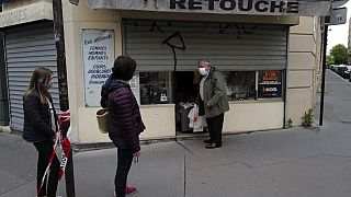 Esperando para comprar mascarillas de algodón en Francia este domingo