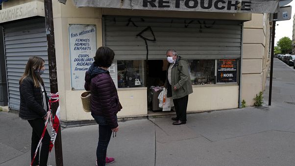 Esperando para comprar mascarillas de algodón en Francia este domingo Esperando para comprar mascarillas de algodón en Francia este domingo