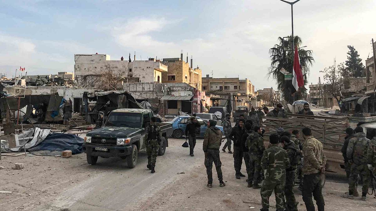 جنود من الجيش السوري يتجمعون في بلدة سراقب بمحافظة إدلب الشمالية الغربية، 6 مارس 2020
