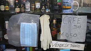 Mascarillas y guantes a la venta en un comercio en Portugal