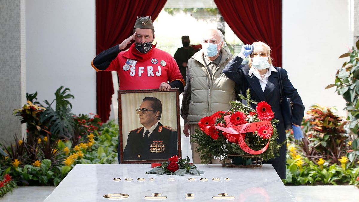 Belgrádban megkoszorúzták a 40 éve meghalt Tito síremlékét