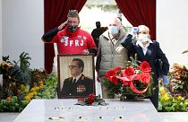 Belgrádban megkoszorúzták a 40 éve meghalt Tito síremlékét