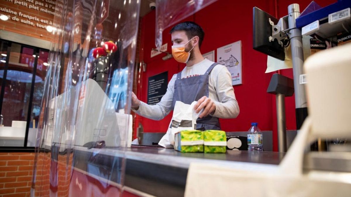 Controversia en Francia ante la puesta en venta masiva de mascarillas en supermercados y farmacias