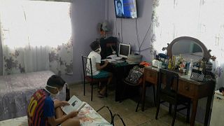 Varios niños cubanos siguen las clases por televisión